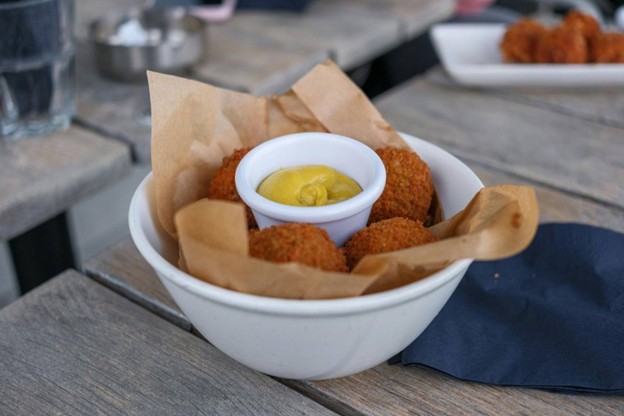 Bitterballen geserveerd met mosterd
