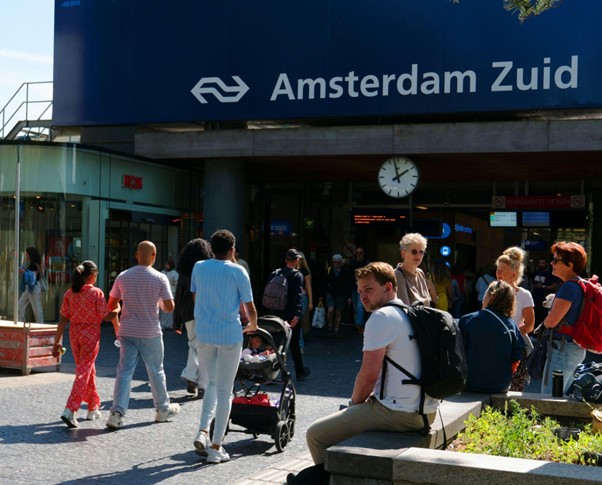 Drukte op station Amsterdam Zuid tijdens Koningsdag