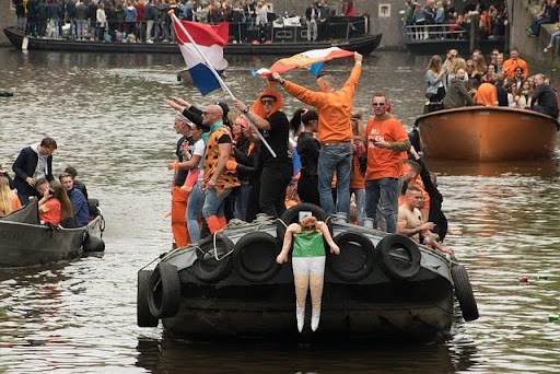 Een boot tijdens een grachtenfeest op Koningsdag