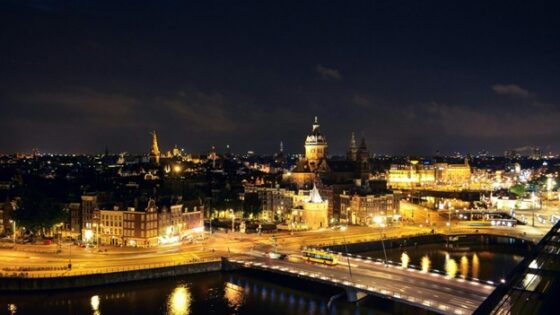 King’s Night vs. King’s Day Amsterdam: De Belangrijkste Verschillen en Welke je Moet Kiezen