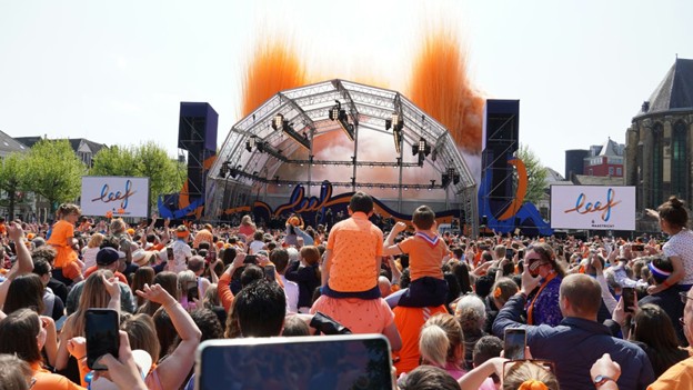 Mensen dansen en genieten van een festival op Koningsdag