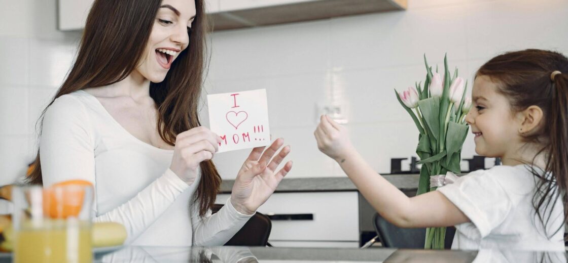 6 formas de consentir a mamá y hacerla sentir especial